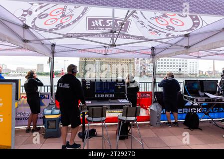 F1 Team Schweden Rennmannschaft im Race Control Area am Hafen. Formel-1-Motorboot-Rennen, London, Runde 2 der UIM F1H2O-Powerboat-Weltmeisterschaft Stockfoto