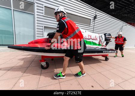 Die Crew zieht ein Motorboot aus, um beim F1H2O Formula F4-S Powerboat Grand Prix von London am Royal Victoria Dock, Docklands, Newham, London, Großbritannien, anzutreten Stockfoto