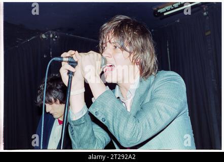 THE STROKES, YOUNG, FIRST UK TOUR, 2001: Julian Casablancas der Strokes auf ihrer ersten großen UK- und European Tour im Clwb IFOR Bach Welsh Club in Wales, Großbritannien am 14. Juni 2001. Foto: Rob Watkins Stockfoto