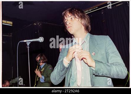 THE STROKES, YOUNG, FIRST UK TOUR, 2001: Julian Casablancas der Strokes auf ihrer ersten großen UK- und European Tour im Clwb IFOR Bach Welsh Club in Wales, Großbritannien am 14. Juni 2001. Foto: Rob Watkins Stockfoto