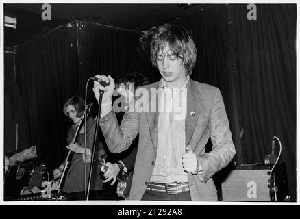 THE STROKES, YOUNG, FIRST UK TOUR, 2001: Julian Casablancas der Strokes auf ihrer ersten großen UK- und European Tour im Clwb IFOR Bach Welsh Club in Wales, Großbritannien am 14. Juni 2001. Foto: Rob Watkins Stockfoto