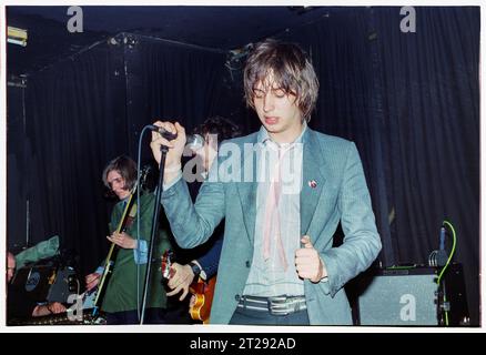 THE STROKES, YOUNG, FIRST UK TOUR, 2001: Julian Casablancas der Strokes auf ihrer ersten großen UK- und European Tour im Clwb IFOR Bach Welsh Club in Wales, Großbritannien am 14. Juni 2001. Foto: Rob Watkins Stockfoto