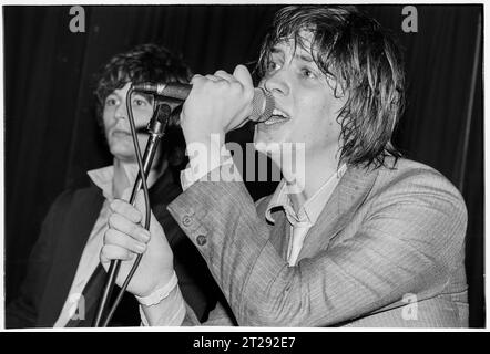 THE STROKES, YOUNG, FIRST UK TOUR, 2001: Julian Casablancas der Strokes auf ihrer ersten großen UK- und European Tour im Clwb IFOR Bach Welsh Club in Wales, Großbritannien am 14. Juni 2001. Foto: Rob Watkins Stockfoto