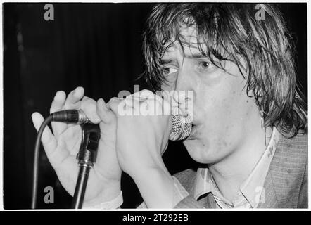 THE STROKES, YOUNG, FIRST UK TOUR, 2001: Julian Casablancas der Strokes auf ihrer ersten großen UK- und European Tour im Clwb IFOR Bach Welsh Club in Wales, Großbritannien am 14. Juni 2001. Foto: Rob Watkins Stockfoto