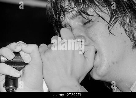 THE STROKES, YOUNG, FIRST UK TOUR, 2001: Julian Casablancas der Strokes auf ihrer ersten großen UK- und European Tour im Clwb IFOR Bach Welsh Club in Wales, Großbritannien am 14. Juni 2001. Foto: Rob Watkins Stockfoto