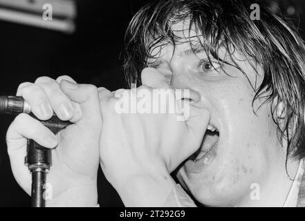 THE STROKES, YOUNG, FIRST UK TOUR, 2001: Julian Casablancas der Strokes auf ihrer ersten großen UK- und European Tour im Clwb IFOR Bach Welsh Club in Wales, Großbritannien am 14. Juni 2001. Foto: Rob Watkins Stockfoto