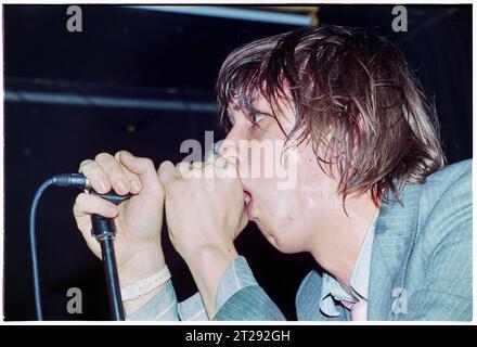 THE STROKES, YOUNG, FIRST UK TOUR, 2001: Julian Casablancas der Strokes auf ihrer ersten großen UK- und European Tour im Clwb IFOR Bach Welsh Club in Wales, Großbritannien am 14. Juni 2001. Foto: Rob Watkins Stockfoto