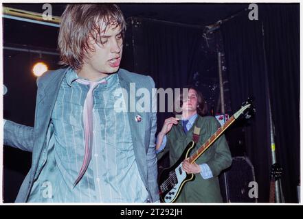 THE STROKES, YOUNG, FIRST UK TOUR, 2001: Julian Casablancas der Strokes auf ihrer ersten großen UK- und European Tour im Clwb IFOR Bach Welsh Club in Wales, Großbritannien am 14. Juni 2001. Foto: Rob Watkins Stockfoto