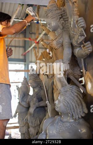 Birbhum, Westbengalen, Indien - 14. Oktober 2023: Ein Künstler malt das Idol Durga vor dem Puja-Festival Stockfoto