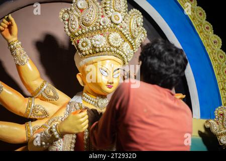 Birbhum, Westbengalen, Indien - 14. Oktober 2023: Ein Künstler malt die Augen des Idol Durga vor dem Puja-Festival Stockfoto