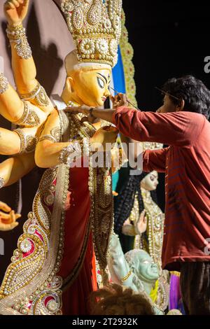 Birbhum, Westbengalen, Indien - 14. Oktober 2023: Ein Künstler malt die Augen des Idol Durga vor dem Puja-Festival Stockfoto