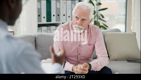 Psychologe, Therapie oder Seniorenberatung in der Depressionsberatung oder Beratungsunterstützung. Konversation, Psychologie oder älterer Patient Stockfoto