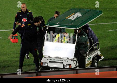 Montevideo, Uruguay. Oktober 2023. Der Brasilianer Neymar verlässt das Feld, nachdem er sich während des Spiels zwischen Uruguay und Brasilien 2026 am 17. Oktober im Centenario Stadium in Montevideo, Uruguay, verletzt hat. Foto: Pool Pelaez Burga/DiaEsportivo/DiaEsportivo/Alamy Live News Credit: DiaEsportivo/Alamy Live News Stockfoto