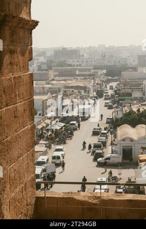 Geschäftige tunesische Straßen - Blick von El Jem Stockfoto