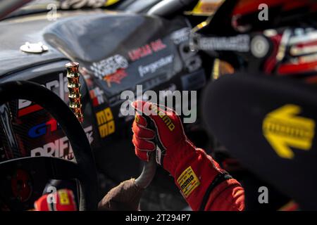 Matt Field hält seine Notbremse, während er darauf wartet, dass die Startleuchten grün blinken. Formula Drift ist Austragungsort des letzten Pro Championship-Wettbewerbs in Irwindale, Kalifornien, auf dem Irwindale Speedway, um die Saison 2023 zu beenden. Durchführung einer zweitägigen Veranstaltung, bei der die Qualifikationsrunden am Freitag, den 13. Oktober beginnen und mit einem Meisterschaftswettbewerb am 14. Oktober enden. Fahrer aus der ganzen Welt gaben alles, um die Chance auf die Podestplätze der Meisterschaft zu gewinnen und damit in der nächsten Saison zu prahlen. Nach zwei langen Tagen des Kampfes konnte Chelsea Denofa die To nehmen Stockfoto