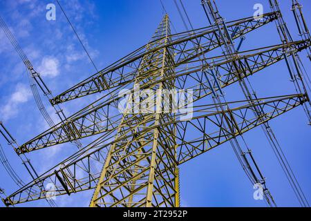 Stahlkonstruktion eines hohen Pylons zum Transport von Elektrizität über große Distanzen, diagonal von unten gesehen Stockfoto