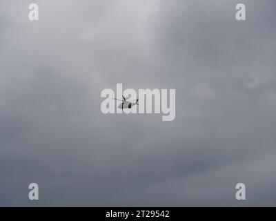 Ein Hubschrauber am grauen Himmel am St. Michael's Mount in Cornwall England Stockfoto