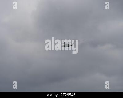 Ein Hubschrauber am grauen Himmel am St. Michael's Mount in Cornwall England Stockfoto