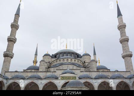 Istanbul, die Blaue Moschee, auch bekannt als Sultan Ahmed Moschee (türkisch Sultan Ahmet Camii), ist eine historische kaiserliche Moschee aus der osmanischen Zeit Stockfoto