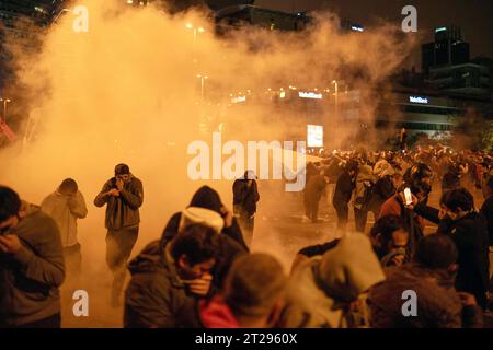 Besiktas, Istanbul, Türkei. Oktober 2023. Die Polizei intervenierte gegen Demonstranten, die vor dem israelischen Konsulat demonstrierten, nach der Explosion des Krankenhauses in Gaza am 17. Oktober 2023 in Istanbul, Türkei. Als Ergebnis der Erklärung des Gesundheitsministeriums in Gaza wurde berichtet, dass 500 Menschen infolge des Bombenanschlags auf das Al-Ehli Baptist Hospital in Gaza ums Leben kamen. (Kreditbild: © Tolga Uluturk/ZUMA Press Wire) NUR REDAKTIONELLE VERWENDUNG! Nicht für kommerzielle ZWECKE! Stockfoto