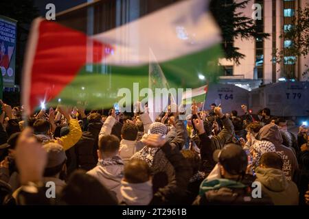 Besiktas, Istanbul, Türkei. Oktober 2023. Die Polizei intervenierte gegen Demonstranten, die vor dem israelischen Konsulat demonstrierten, nach der Explosion des Krankenhauses in Gaza am 17. Oktober 2023 in Istanbul, Türkei. Als Ergebnis der Erklärung des Gesundheitsministeriums in Gaza wurde berichtet, dass 500 Menschen infolge des Bombenanschlags auf das Al-Ehli Baptist Hospital in Gaza ums Leben kamen. (Kreditbild: © Tolga Uluturk/ZUMA Press Wire) NUR REDAKTIONELLE VERWENDUNG! Nicht für kommerzielle ZWECKE! Stockfoto