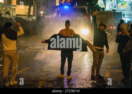 Besiktas, Istanbul, Türkei. Oktober 2023. Die Polizei intervenierte gegen Demonstranten, die vor dem israelischen Konsulat demonstrierten, nach der Explosion des Krankenhauses in Gaza am 17. Oktober 2023 in Istanbul, Türkei. Als Ergebnis der Erklärung des Gesundheitsministeriums in Gaza wurde berichtet, dass 500 Menschen infolge des Bombenanschlags auf das Al-Ehli Baptist Hospital in Gaza ums Leben kamen. (Kreditbild: © Tolga Uluturk/ZUMA Press Wire) NUR REDAKTIONELLE VERWENDUNG! Nicht für kommerzielle ZWECKE! Stockfoto