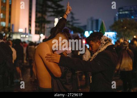 Besiktas, Istanbul, Türkei. Oktober 2023. Die Polizei intervenierte gegen Demonstranten, die vor dem israelischen Konsulat demonstrierten, nach der Explosion des Krankenhauses in Gaza am 17. Oktober 2023 in Istanbul, Türkei. Als Ergebnis der Erklärung des Gesundheitsministeriums in Gaza wurde berichtet, dass 500 Menschen infolge des Bombenanschlags auf das Al-Ehli Baptist Hospital in Gaza ums Leben kamen. (Kreditbild: © Tolga Uluturk/ZUMA Press Wire) NUR REDAKTIONELLE VERWENDUNG! Nicht für kommerzielle ZWECKE! Stockfoto