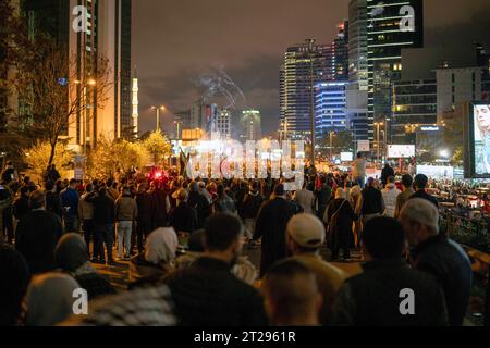 Besiktas, Istanbul, Türkei. Oktober 2023. Die Polizei intervenierte gegen Demonstranten, die vor dem israelischen Konsulat demonstrierten, nach der Explosion des Krankenhauses in Gaza am 17. Oktober 2023 in Istanbul, Türkei. Als Ergebnis der Erklärung des Gesundheitsministeriums in Gaza wurde berichtet, dass 500 Menschen infolge des Bombenanschlags auf das Al-Ehli Baptist Hospital in Gaza ums Leben kamen. (Kreditbild: © Tolga Uluturk/ZUMA Press Wire) NUR REDAKTIONELLE VERWENDUNG! Nicht für kommerzielle ZWECKE! Stockfoto