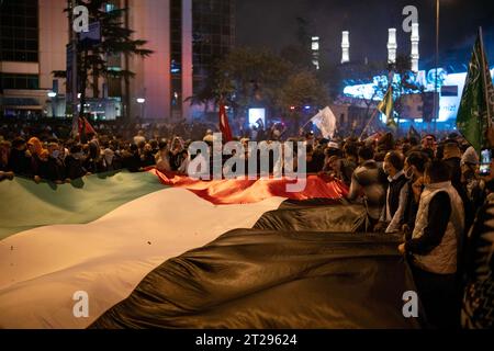 Besiktas, Istanbul, Türkei. Oktober 2023. Die Polizei intervenierte gegen Demonstranten, die vor dem israelischen Konsulat demonstrierten, nach der Explosion des Krankenhauses in Gaza am 17. Oktober 2023 in Istanbul, Türkei. Als Ergebnis der Erklärung des Gesundheitsministeriums in Gaza wurde berichtet, dass 500 Menschen infolge des Bombenanschlags auf das Al-Ehli Baptist Hospital in Gaza ums Leben kamen. (Kreditbild: © Tolga Uluturk/ZUMA Press Wire) NUR REDAKTIONELLE VERWENDUNG! Nicht für kommerzielle ZWECKE! Stockfoto