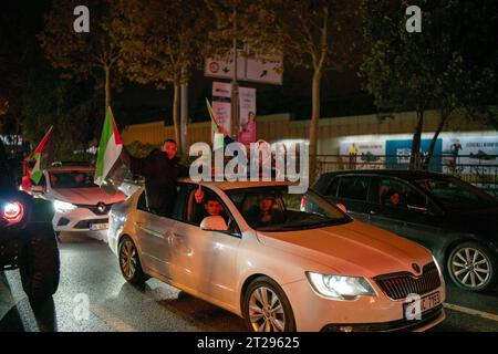 Besiktas, Istanbul, Türkei. Oktober 2023. Die Polizei intervenierte gegen Demonstranten, die vor dem israelischen Konsulat demonstrierten, nach der Explosion des Krankenhauses in Gaza am 17. Oktober 2023 in Istanbul, Türkei. Als Ergebnis der Erklärung des Gesundheitsministeriums in Gaza wurde berichtet, dass 500 Menschen infolge des Bombenanschlags auf das Al-Ehli Baptist Hospital in Gaza ums Leben kamen. (Kreditbild: © Tolga Uluturk/ZUMA Press Wire) NUR REDAKTIONELLE VERWENDUNG! Nicht für kommerzielle ZWECKE! Stockfoto