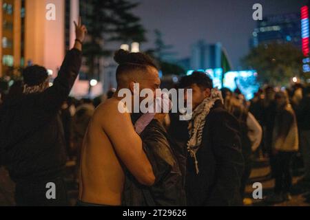 Besiktas, Istanbul, Türkei. Oktober 2023. Die Polizei intervenierte gegen Demonstranten, die vor dem israelischen Konsulat demonstrierten, nach der Explosion des Krankenhauses in Gaza am 17. Oktober 2023 in Istanbul, Türkei. Als Ergebnis der Erklärung des Gesundheitsministeriums in Gaza wurde berichtet, dass 500 Menschen infolge des Bombenanschlags auf das Al-Ehli Baptist Hospital in Gaza ums Leben kamen. (Kreditbild: © Tolga Uluturk/ZUMA Press Wire) NUR REDAKTIONELLE VERWENDUNG! Nicht für kommerzielle ZWECKE! Stockfoto