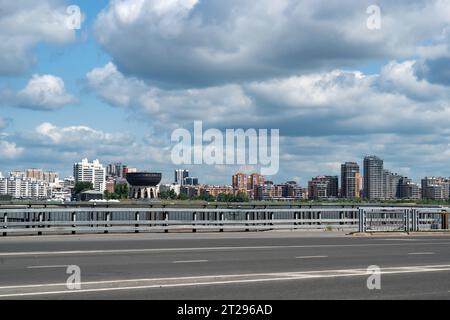 Kasan, Tatarstan, Russland - 1. Juni 2023 Zentralkasaner Heiratspalast an einem klaren Morgen. Kazan Family Center, Registry Office. Stockfoto