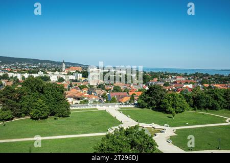 Blick auf die Stadt Keszthely und den Balaton vom Turm des barocken Palastes. Hochwertige Fotos Stockfoto