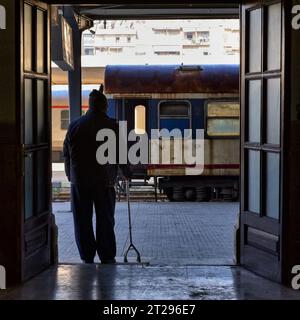 Ein Zugbegleiter auf Bahnsteig 1, Bahnhof Aleppo. Endbahnhof des Simplon Orient Express in seiner Blütezeit diente er im Dezember 2022 einer Pendlerlinie Stockfoto