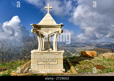 Ein chiristischer Schrein mit arabischen Inschriften an der Seite einer Bergstraße in der Nähe von Laqlouq, Libanon Governate, Libanon. Dezember 2022 Stockfoto