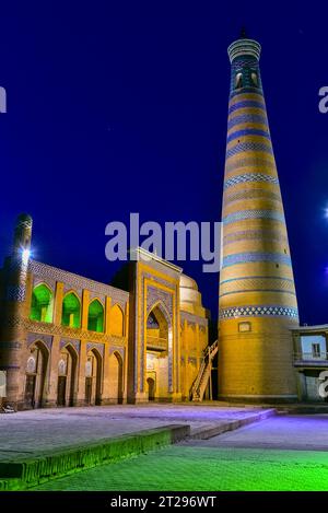 Islam Choja Madrasa und sein Minarett (das höchste in Chiwa) während der Morgengebete kurz vor Sonnenaufgang, als die Straßen völlig leer waren Stockfoto