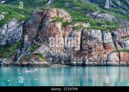 Felsiges Ufer auf der Nordseite des Johns Hopkings Inlet in der Nähe von Jaw Point, Glacier Bay National Park and Preserve, Alaska, USA. Stockfoto