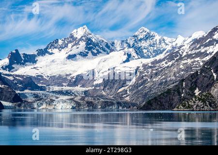 Der Johns Hopkins Glacier ist 19 km lang und endet am Ende des Johns Hopkins Inlet im Glacier Bay National Park and Preserve in Alaska, USA. Stockfoto