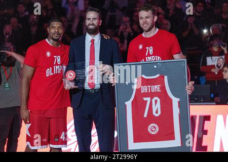 Olimpia Milano - Olympiakos euroleague Basket 2023-2024 - Mailand 17 oktober 2013 - im Foto steht der ehemalige Basketballspieler Gigi Datome (C) zwischen Kyle Hines, #42 von EA7 Emporio Armani Olimpia Milano (L) und Nicolo Melli, #9 von EA7 Emporio Armani Olimpia Milano Credit: Kines Milano/Alamy Live News Stockfoto