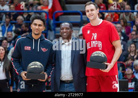 Olimpia Milano - Olympiakos euroleague Basket 2023-2024 - Mailand 17 oktober 2013 - auf dem Foto Maodo Lo, #0 und Johannes Voigtmann, #77 von EA7 Emporio Armani Milan posiert, um den 1. Platz bei der Basketball-Weltmeisterschaft 2023 zu feiern Credit: Kines Milano/Alamy Live News Stockfoto