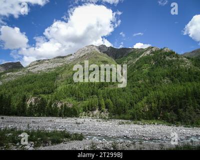 Das Tal des Flusses Irkut, Berge an einem sonnigen Sommertag vor dem Hintergrund eines blauen Wolkenhimmels. Stockfoto