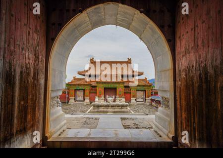 Zunhua City, China - 27. August 2023: Architektonische Landschaft des Kaiserhandwitwe Cixi Mausoleums aus der Qing-Dynastie. Stockfoto