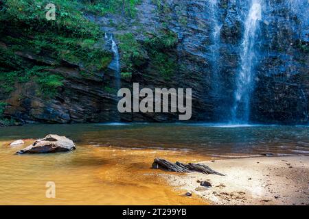 Wasserfälle, die Felsen hinunter in einen kleinen See in Minas Gerais, Brasilien, ergießen Stockfoto