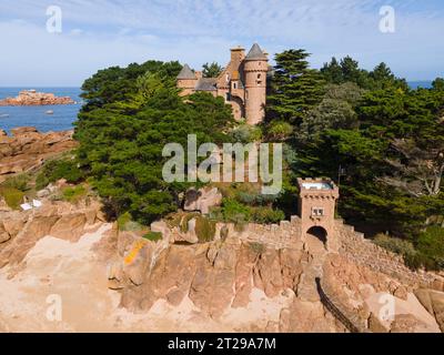 Aus der Vogelperspektive, Granitfelsen, Burg und Insel Costaeres, Costaeres, Chateau de Costaeres, Schloss Kostaerez, Tregastel, Ploumanac'h, Cote de Stockfoto