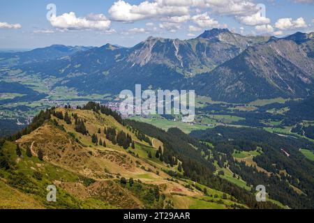 Blick von der Soelleralpe nach Oberstdorf, Illertal, hinter Rubihorn, Nebelhorn und Schattenberg, Oberstdorf, Oberallgaeu, Allgäuer Alpen, Allgäuer Alpen Stockfoto