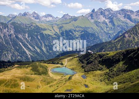 Blick vom Fellhornkamm auf Schlappoldsee und Allgäuer Alpen, rechts Fellhornbahn, Schlappoldsee Bahnhof, Fellhorn, Oberstdorf, Oberallgäu Stockfoto