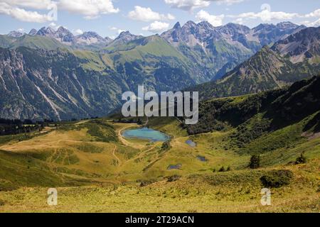 Blick vom Fellhornkamm Schlappoldsee und den Allgäu Alpen, Fellhornbahn rechts, Fellhorn, Oberstdorf, Oberallgäu, Allgäu Stockfoto