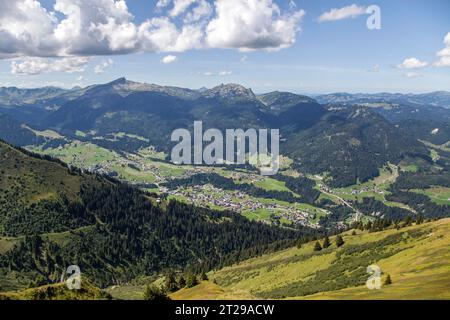 Blick vom Fellhorngrat Wanderweg nach Riezlern, Kleinwalsertal, hinter hohem Ifen, Fellhorn, Oberstdorf, Oberallgaeu, Allgäuer Alpen Stockfoto