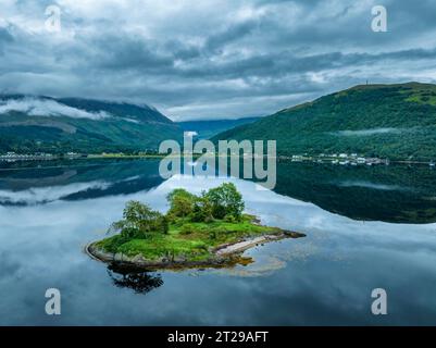 Blick aus der Luft, Morgenatmosphäre mit Wasserspiegelung über dem Süßwasserloch Loch Leven mit der geschichtsträchtigen Insel der Diskussion, Ballachulish Stockfoto