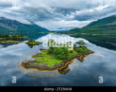 Blick aus der Luft, Morgenatmosphäre mit Wasserspiegelung über dem Süßwasserloch Loch Leven mit der geschichtsträchtigen Insel der Diskussion, Ballachulish Stockfoto